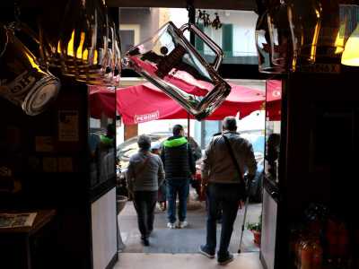 Ultima tappa del nostro viaggio � la parallela via Nicolai, ancora pi� popolare rispetto alle altre strade percorse finora. Ci imbattiamo in un�enoteca molto colorata dove impera la birra Peroni...